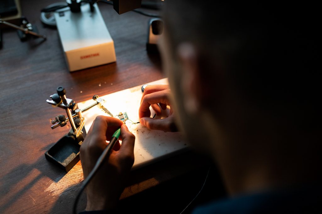 Este joven de 22 años construye semiconductores en el garaje de sus padres