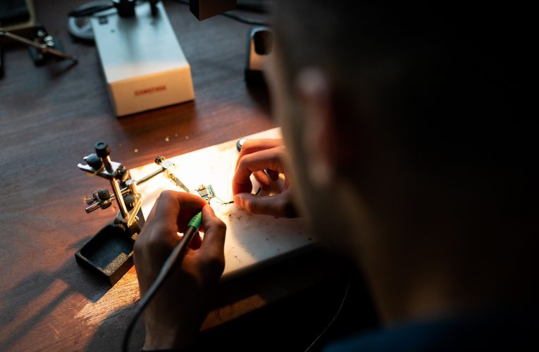 El joven de 22 años que construye semiconductores en el garaje de sus padres